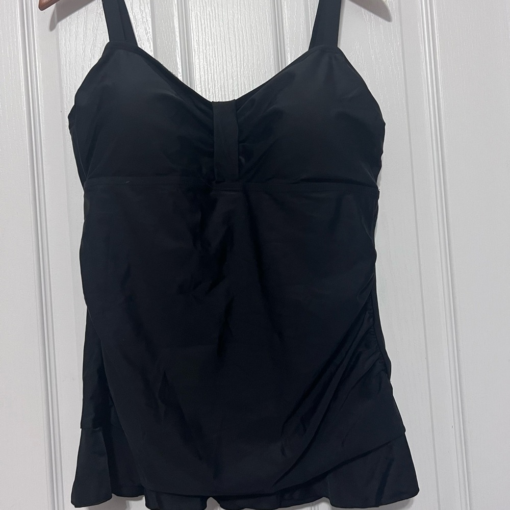 NWT Hilor swim top with slight ruffle detail at bottom. Adjustable straps 16